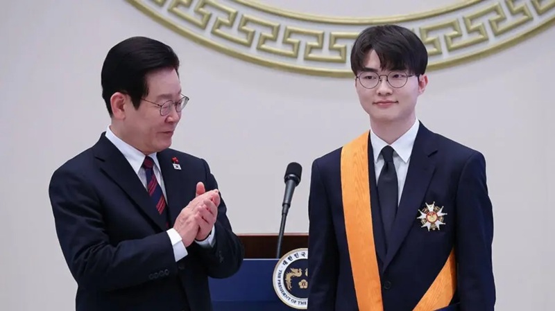 Faker menerima penghargaan atlet teringgi di Korea Selatan